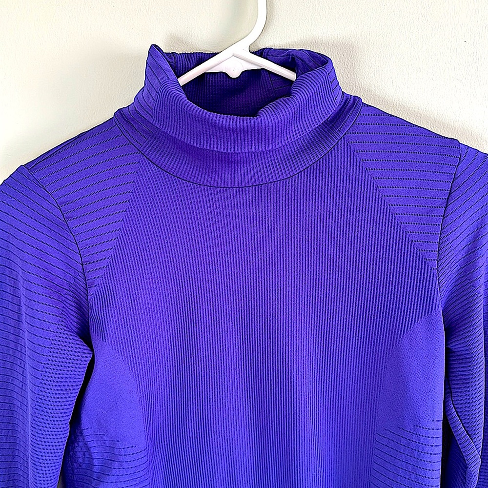 Athleta Performance Turtleneck - Sz Small. Beautiful purple color.